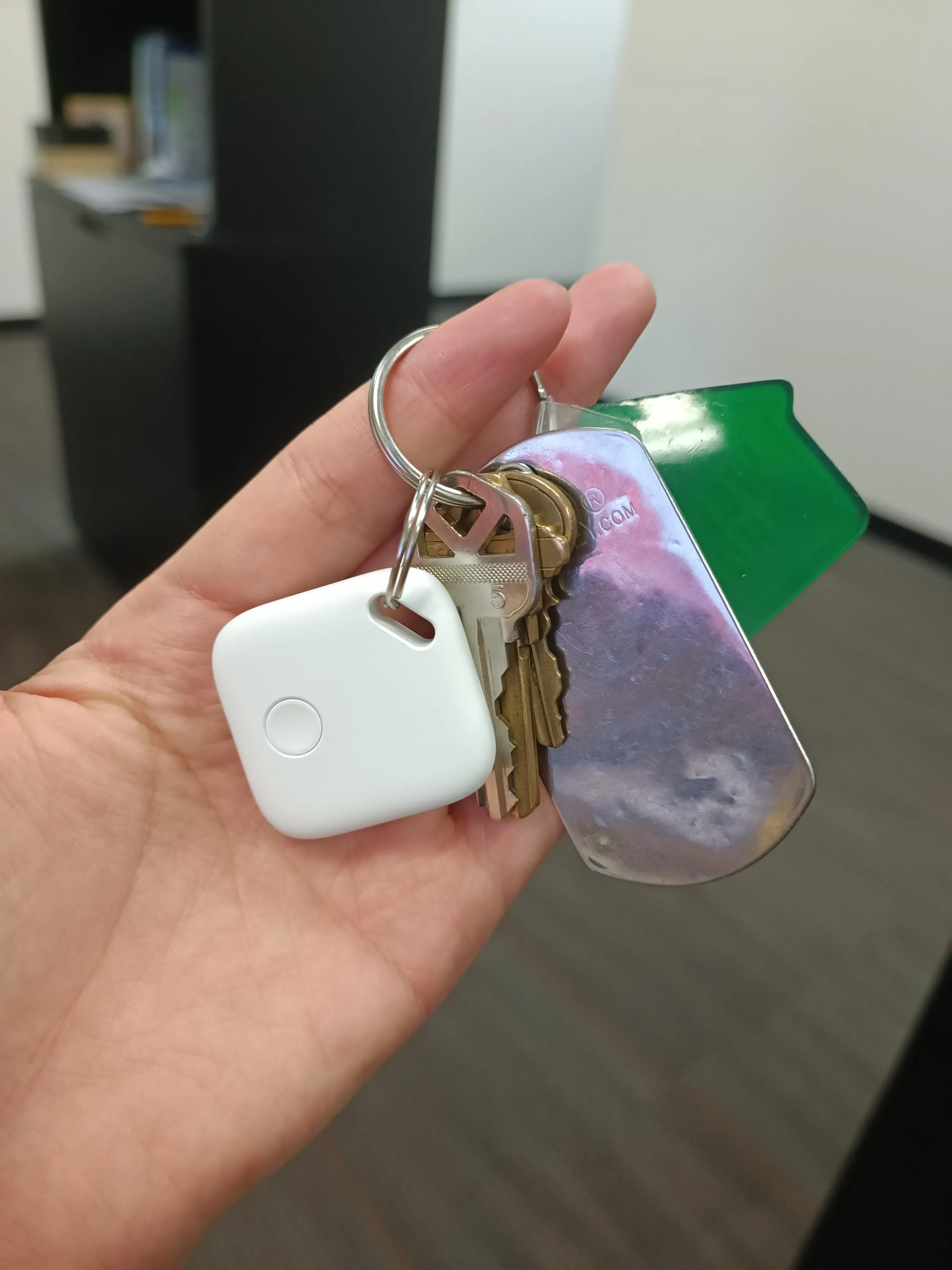 (iOS only)Smart Anti Loss Tracker Tracking Tag - Works with Apple Find My app,Item Finders Key Finder Locator Tracker Device,wallet safety